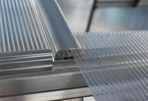 Seinakasvihuone HYBRID 3,04 m² – seinää vasten asennettava kasvihuone pienelle pihalle