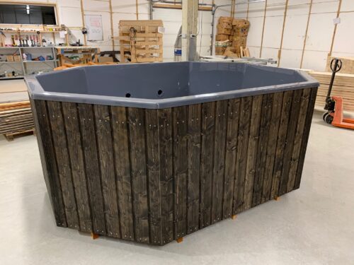 Lasikuituinen kylpytynnyri 2,1x2,8m  8-kulmainen ulkoisella kiukaalla