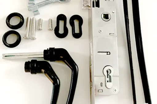 Portin lukko “Buratino” – lukkosarja pyöreälle tolpalle, musta kahva